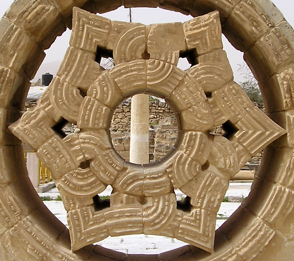 File:Six-link-closed-chain-Hisham-Umayyad-palace-Jericho.jpg